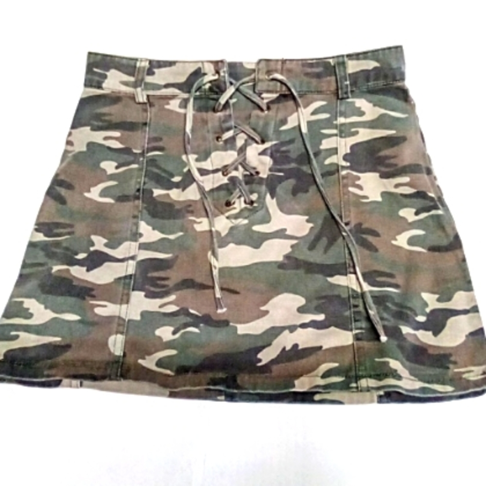🍭Forever 21 lace up camouflage mini skirt size small